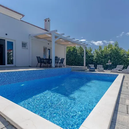 Luxury Luana